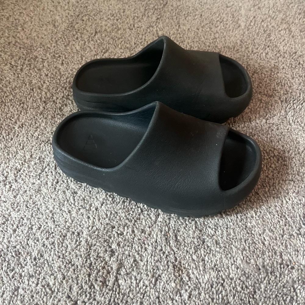 yeezy slides